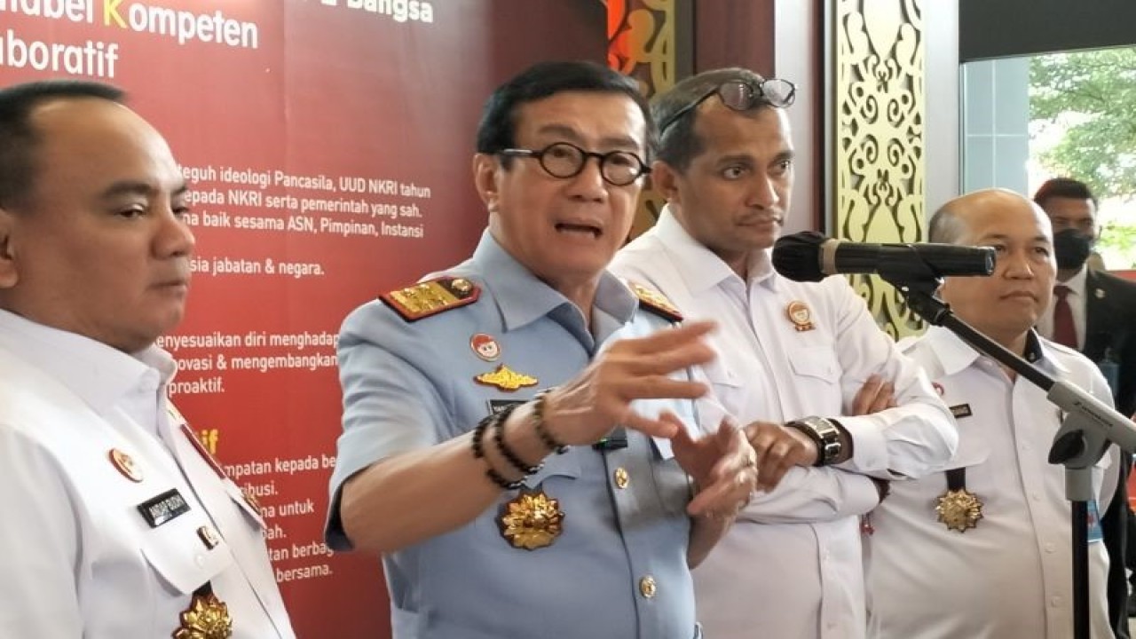 Menteri Hukum dan Hak Asasi Manusia (Menkumham) Yasonna Hamonangan Laoly memberikan paparan terkait Perppu Cipta Kerja di Jakarta, Rabu, (4/1/2023). (ANTARA/Muhammad Zulfikar).