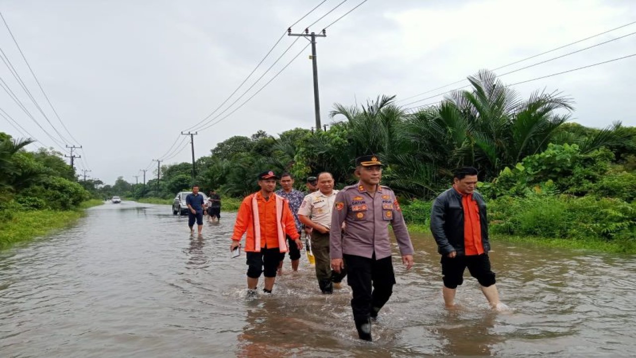 Wakil Bupati Bangka Barat Bong Ming Ming (jaket hitam), Kapolres AKBP Catur Prasetiyo (depan), Kasatpol PP Sidharta Gautama (kemeja kuning), Kepala Pelaksana BPBD Bangka Barat Achmad Nursyandi (kemeja oranye) meninjau lokasi banjir di Jebus. ANTARA/ Donatus Dasapurna.
