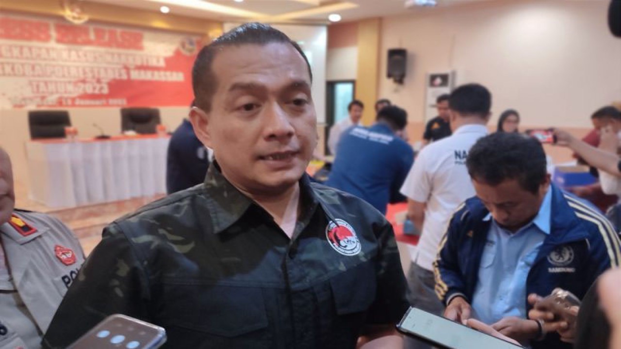 Kepala Satuan Resnarkoba Polrestabes Makassar, AKBP Doly M Tanjung memberikan keterangan kepada wartawan di aula kantor Polrestabes Makassar, Sulawesi Selatan. ANTARA/Darwin Fatir.