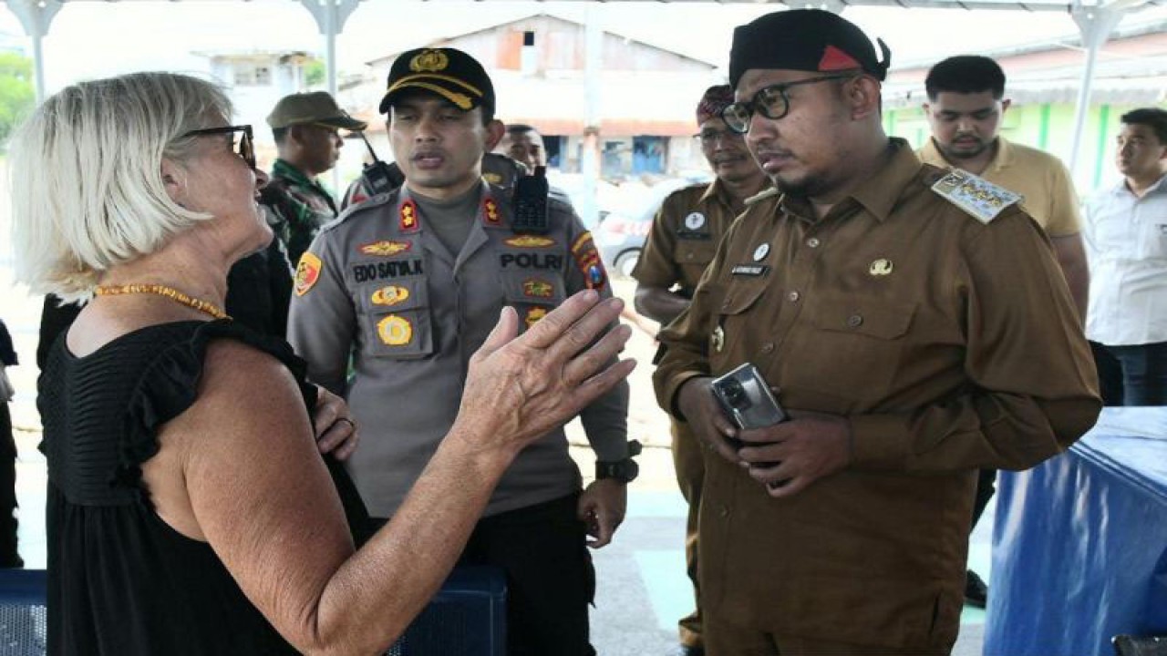 Bupati Sumenep, Madura, Jatim, Achmad Fauzi bersama Kapolres Sumenep AKBP Edo Satya Kentriko menemui penumpang kapal Yacht Canace di Sumenep, Senin (30/1/2022). (FOTO ANTARA/HO-Kominfo Sumenep)