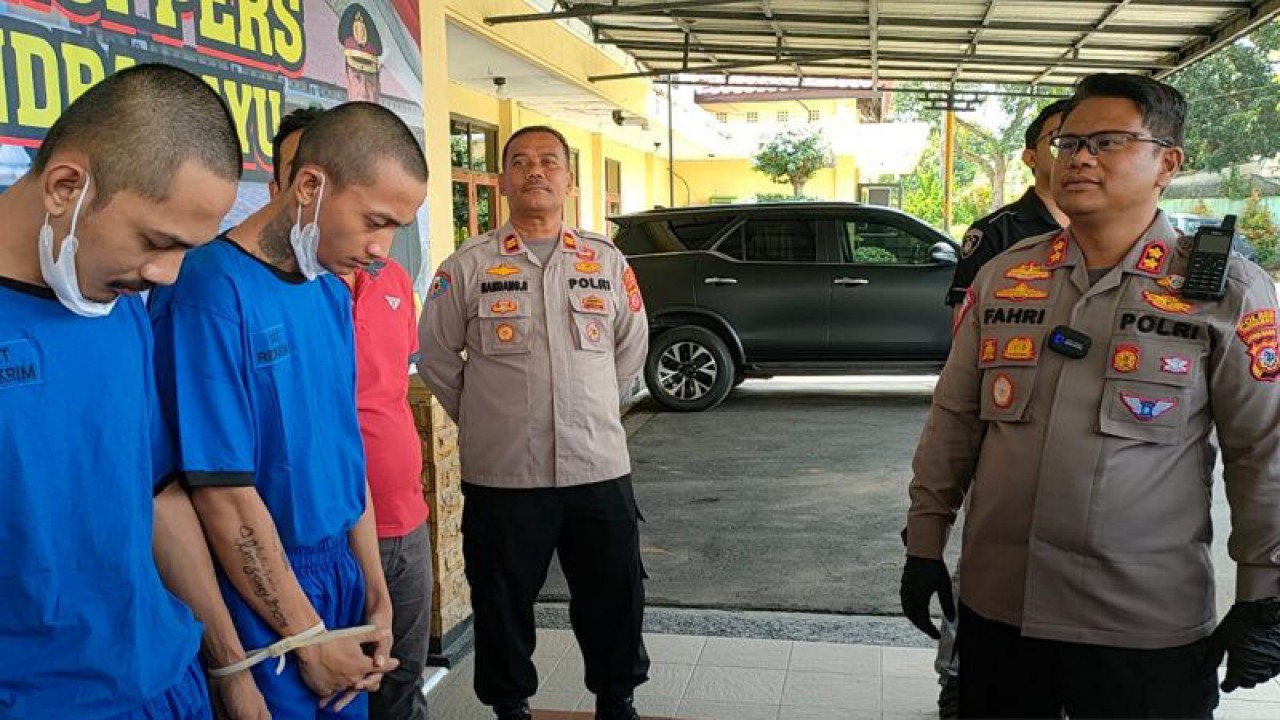 Kapolres Indramayu AKBP Fahri Siregar menunjukkan tersangka mucikari daring di Indramayu, Jawa Barat, Selasa (24/1/2023). (ANTARA/Khaerul Izan)