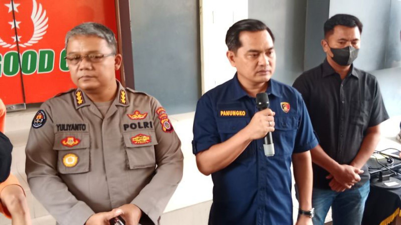 Wakil Direktur Direktorat Reskrimum Polda DIY AKBP K. Tri Panungko didampingi Kabid Humas Polda DIY Kombes Polisi Yuliyanto saat konferensi pers di Mapolda DIY, Yogyakarta, Selasa (10/1/2023). ANTARA/Luqman Hakim