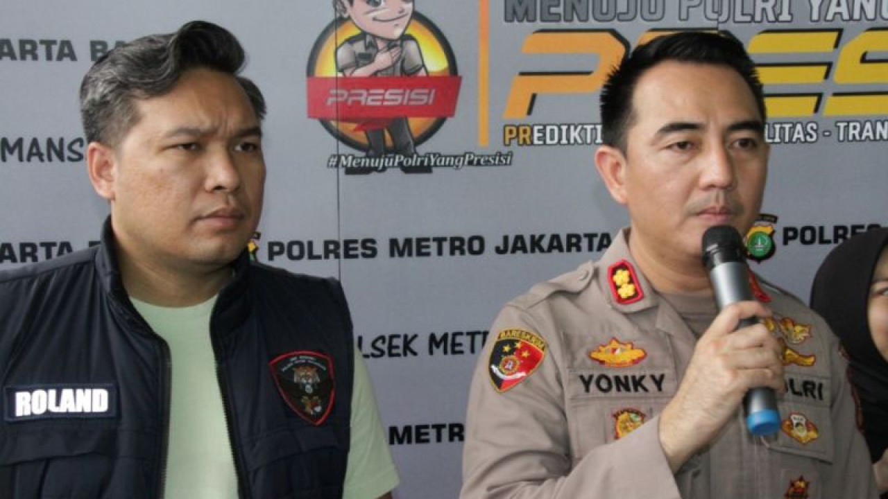 Kapolsek Taman Sari, AKBP Rohman Yonky Dilahta (kanan) saat jumpa pers di Polsek Taman Sari. (ANTARA/HO-Humas Polres Metro Jakarta Barat)