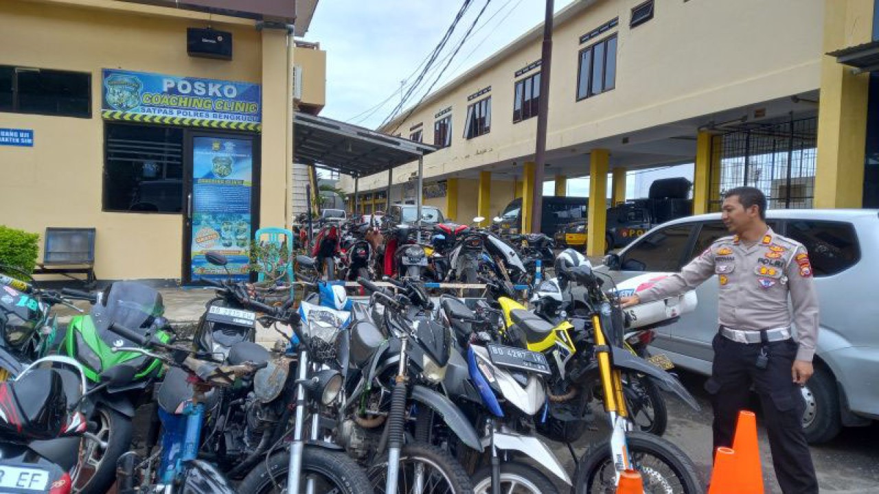 Kasat Lantas Polresta Bengkulu AKP Perdhana Mahardika saat menunjukan puluhan kendaraan yang disita. ANTARA/Anggi Mayasari