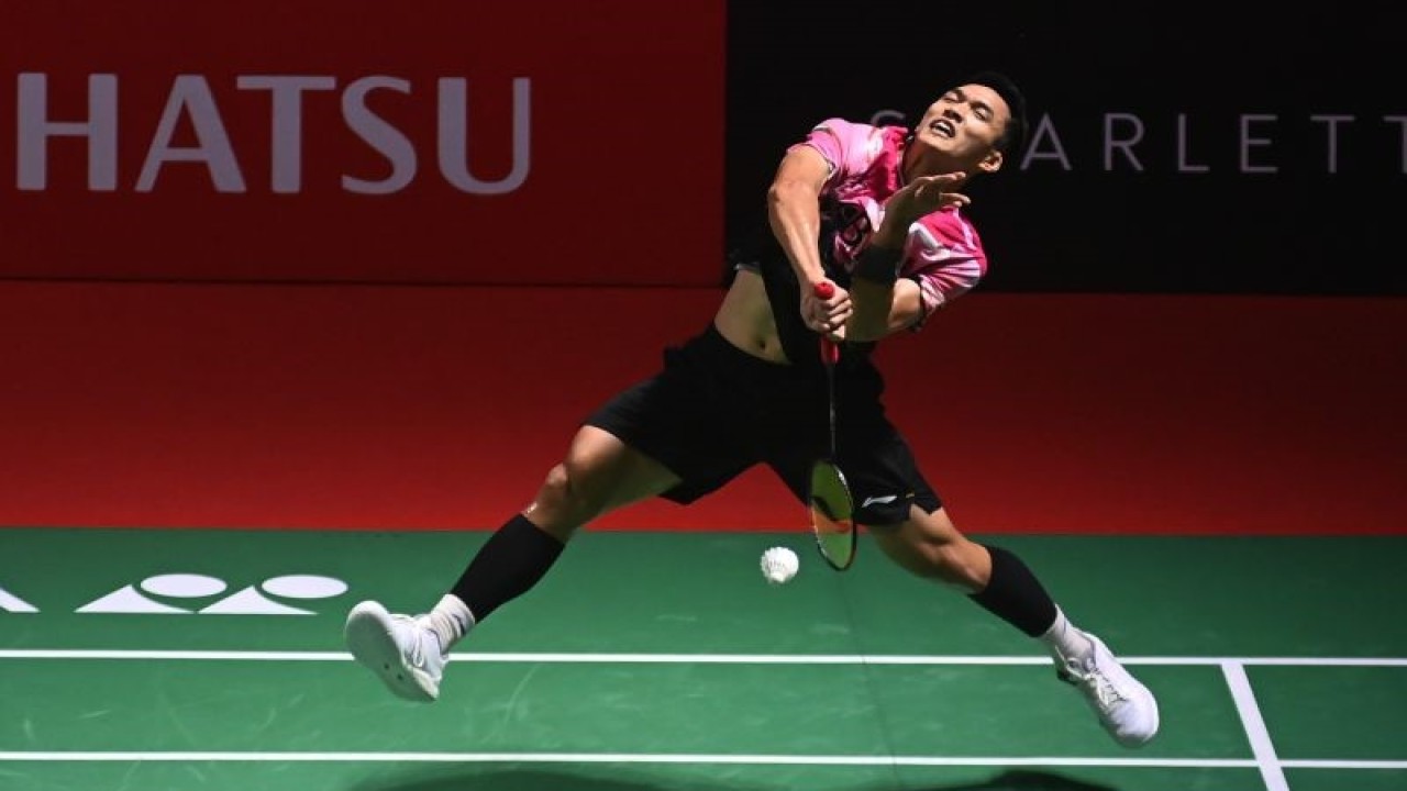 Pebulu tangkis tunggal putra Indonesia Jonatan Christie melakukan smash ke arah pebulu tangkis tunggal putra Indonesia Shesar Hiren Rhustavito dalam babak 16 besar Daihatsu Indonesia Masters 2023 di Istora Gelora Bung Karno, Jakarta, Kamis (26/1/2023). Jonatan Christie atau Jojo berhasil lolos ke babak perempat final Indonesia Masters 2023 usai berhasil mengalahkan rekan senegaranya Shesar dalam dua set pertandingan dengan skor 21-16 dan 21-15. ANTARA FOTO/Indrianto Eko Suwarso/hp.