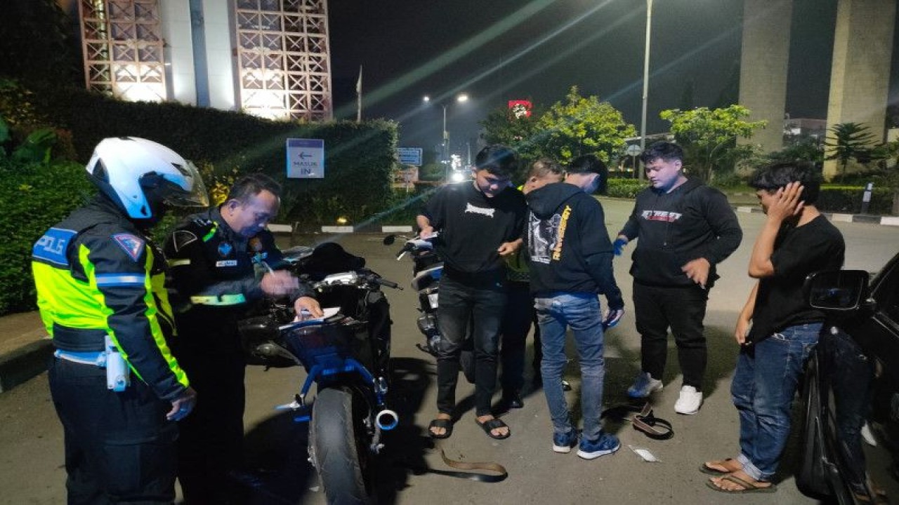Aksi penilangan terhadap aksi balapan liar di Karawang. (ANTARA/HO-Polres Karawang)
