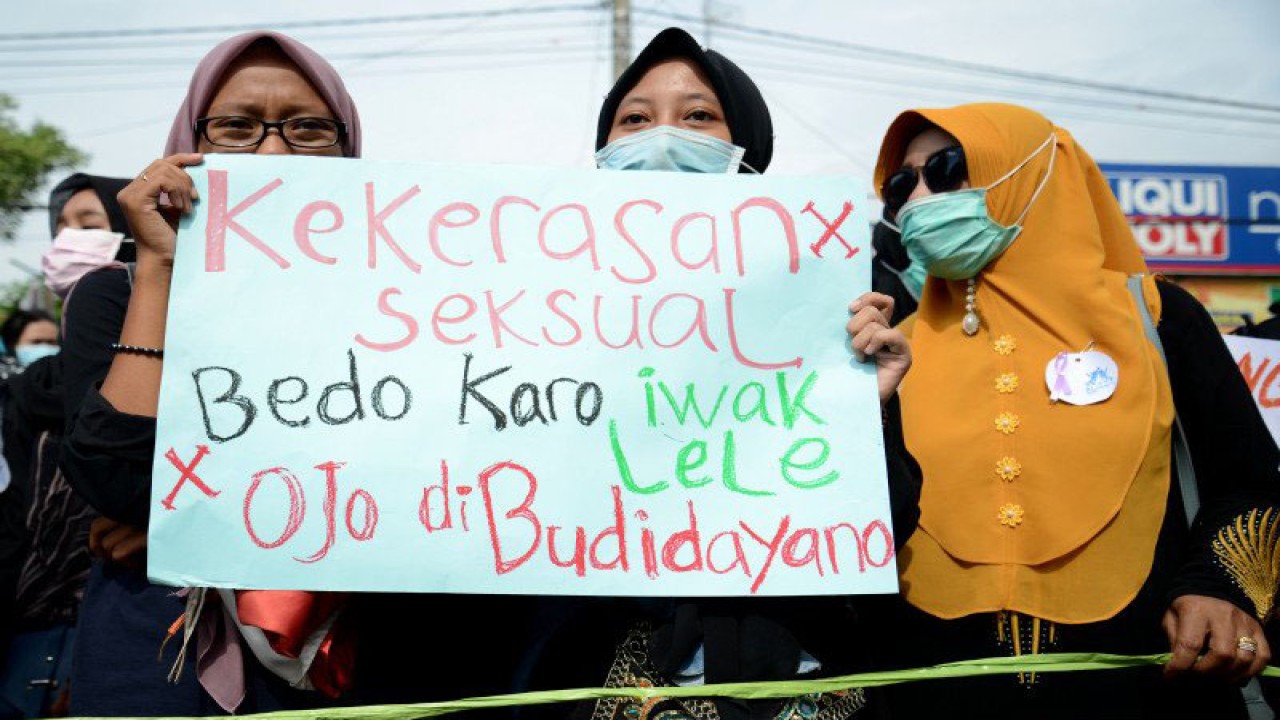 Aktivis perempuan yang tergabung dalam Aliansi Kota Santri Lawan Kekerasan Seksual berunjuk rasa di depan Mapolres Jombang di Jombang, Jawa Timur, Rabu (8/1/2020). ANTARA FOTO/Syaiful Arif/wsj. (ANTARA FOTO/SYAIFUL ARIF)