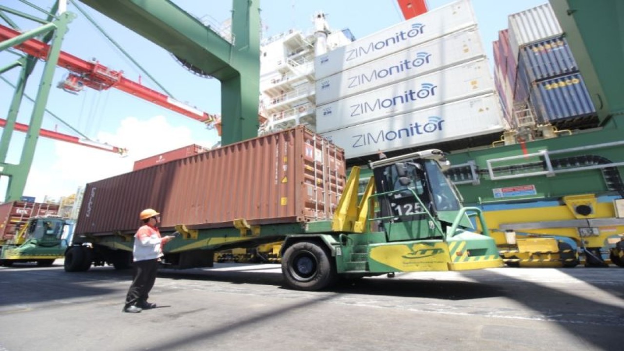 Aktivitas di Terminal Teluk Lamong. (ANTARA/HO-Humas PT Terminal Teluk Lamong)