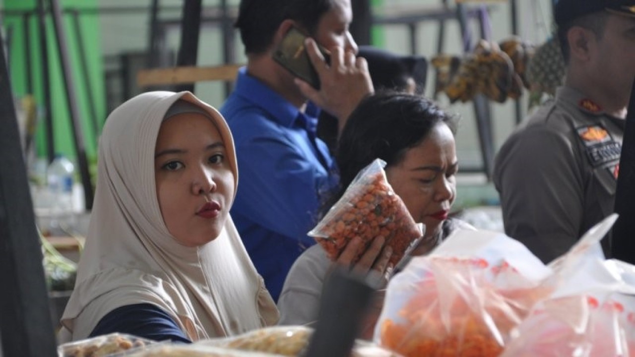 Aktivitas jual beli di Pasar Bukit Kijang, Kabupaten Belitung Timur. ANTARA/Ahmadi