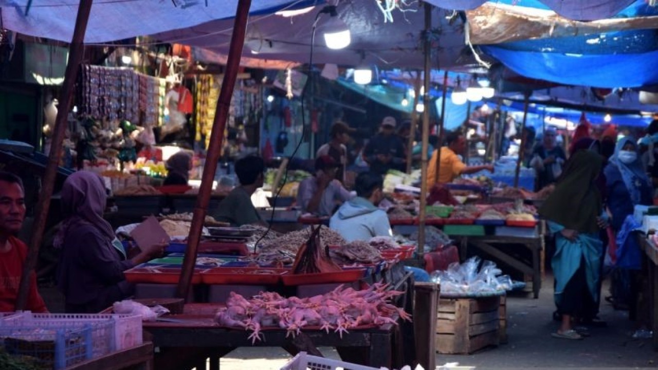 Aktivitas transaksi jual beli di pasar Cikarang, Kabupaten Bekasi, Jawa Barat. (ANTARA/Pradita Kurniawan Syah)