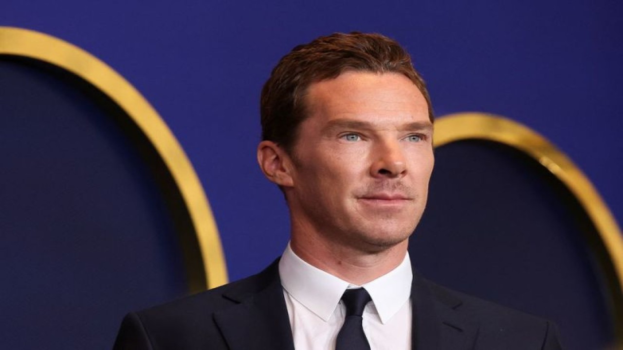 Aktor Benedict Cumberbatch menghadiri acara Oscars Nominees Luncheon ke-94 di Los Angeles, California, AS, 7 Maret 2022. (REUTERS/Mario Anzuoni)