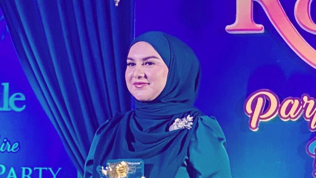 Aktris Irish Bella menghadiri acara peluncuran Royale Parfum Series by SoKlin Hijab di Jakarta, Selasa (24/1) (ANTARA/Pamela Sakina)