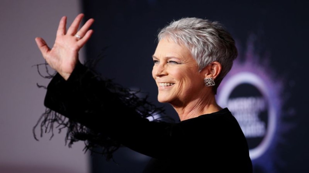 Aktris Jamie Lee Curtis saat menghadiri acara American Music Awards 2019 di Los Angeles, California, AS, 24 November 2019. (REUTERS/Danny Moloshok)
