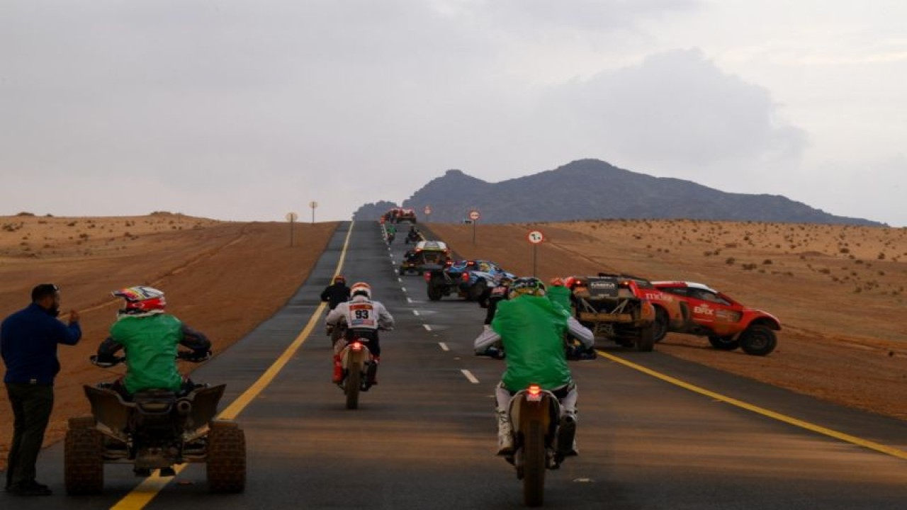 Para kompetitor meninggalkan lokasi etape 3 Reli Dakar 2023 antara Al-Ula ke Hail yang dipersingkat karena kondisi cuaca buruk yang membahayakan lintasan. (3/1/2022). ANTARA/AFP/FRANCK FIFE.