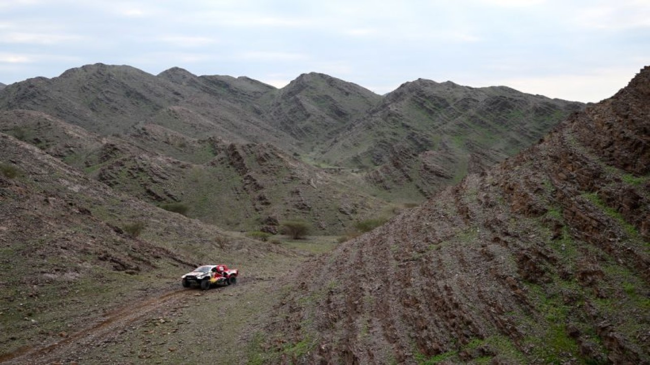 Pebalap tim Toyota Nasser Al-Attiyah asal Qatar dan co-driver Mathieu Baumel asal Prancis menjalani etape 2 Reli Dakar 2023 menempuh rute Sea Camp ke Al-Ula. (2/1/2022) (AFP/FRANCK FIFE)