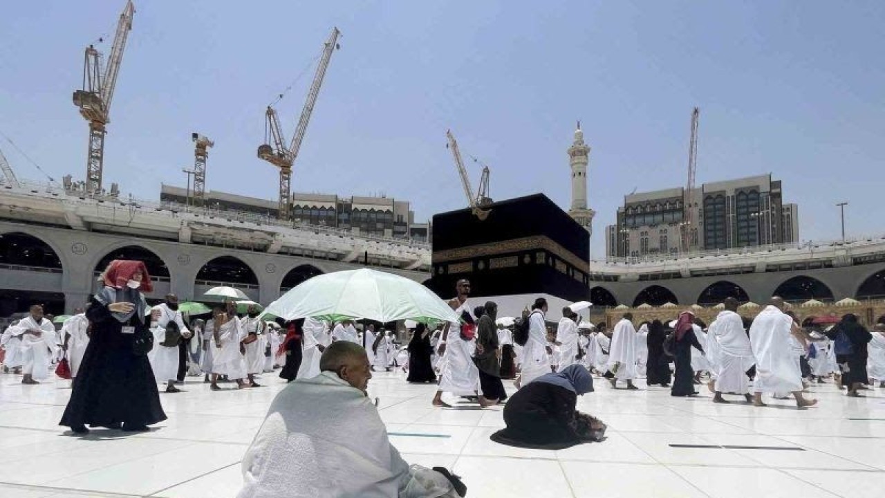 Jamaah calon haji tawaf mengelilingi Kabah di Masjidil Haram dalam rangkaian ibadah Haji di Kota Suci Mekkah, Arab Saudi, Jumat (1/7/2022). (Dok ANTARA)