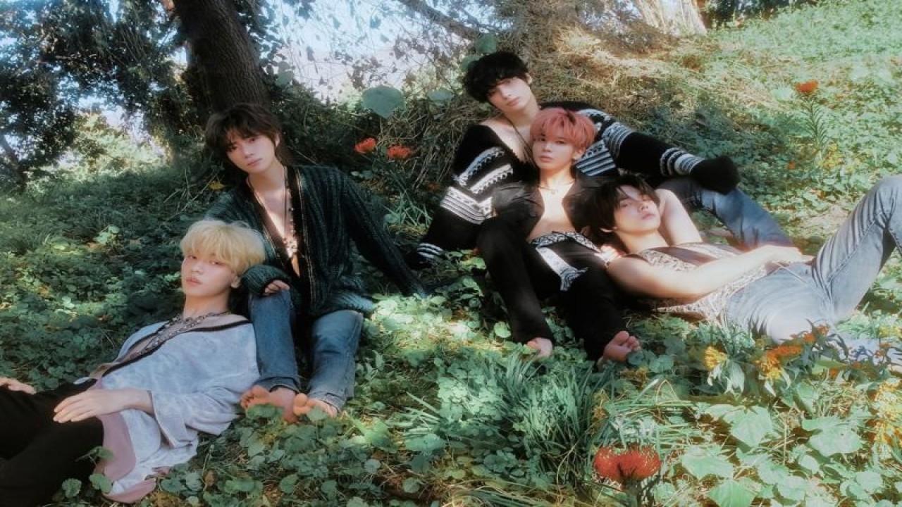 Grup idola TXT cetak sejarah dengan jual 1,8 juta kopi album untuk EP Kelima mereka "The Name Chapter:Temptation". (ANTARA/HO/Twitter @TXT_BIGHIT)