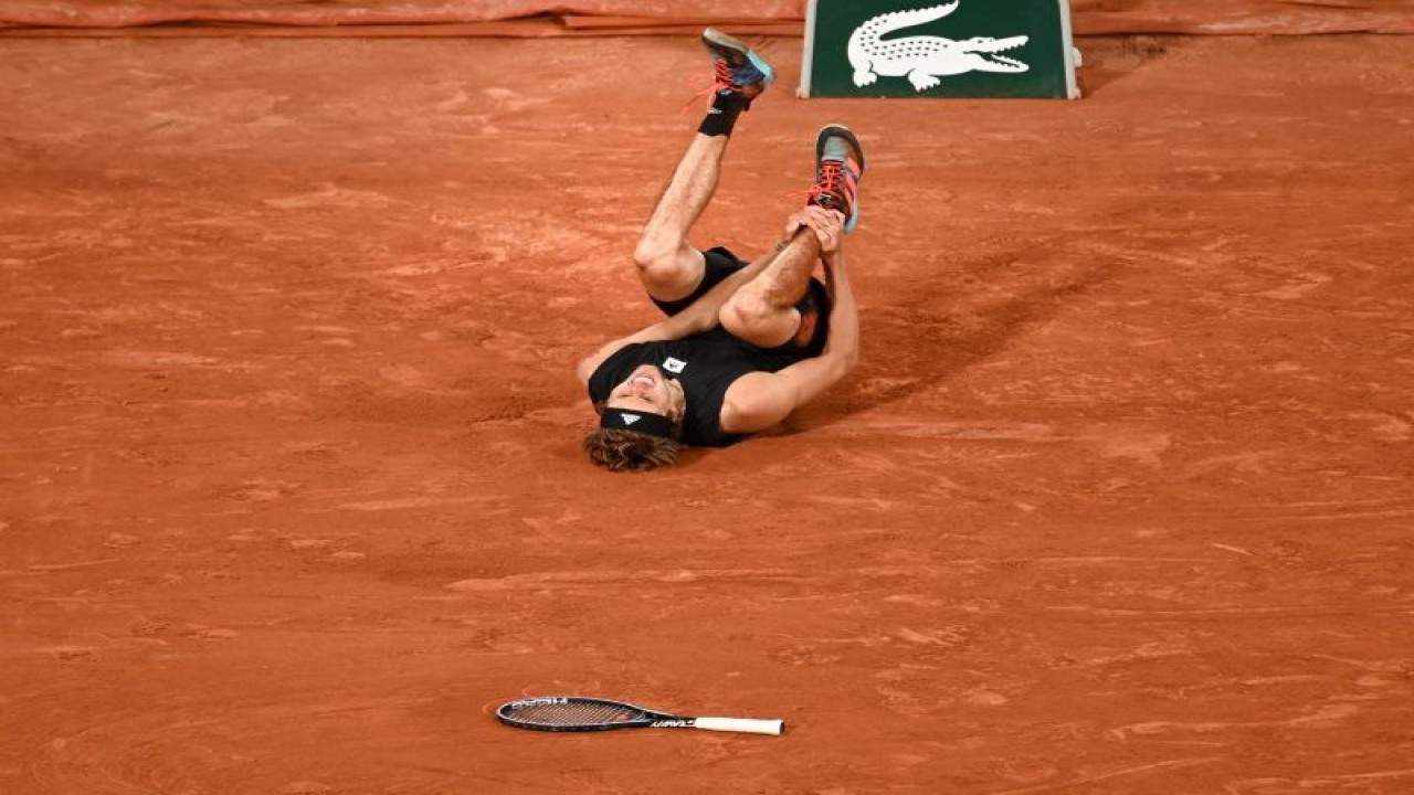 Arsip - Petenis Jerman Alexander Zverev cedera di lapangan dalam pertandingan semifinal tunggal putra melawan petenis Spanyol Rafael Nadal pada turnamen Roland-Garros Open di Lapangan Philippe-Chatrier di Paris, pada 3 Juni 2022. AFP/Tomas Stevens