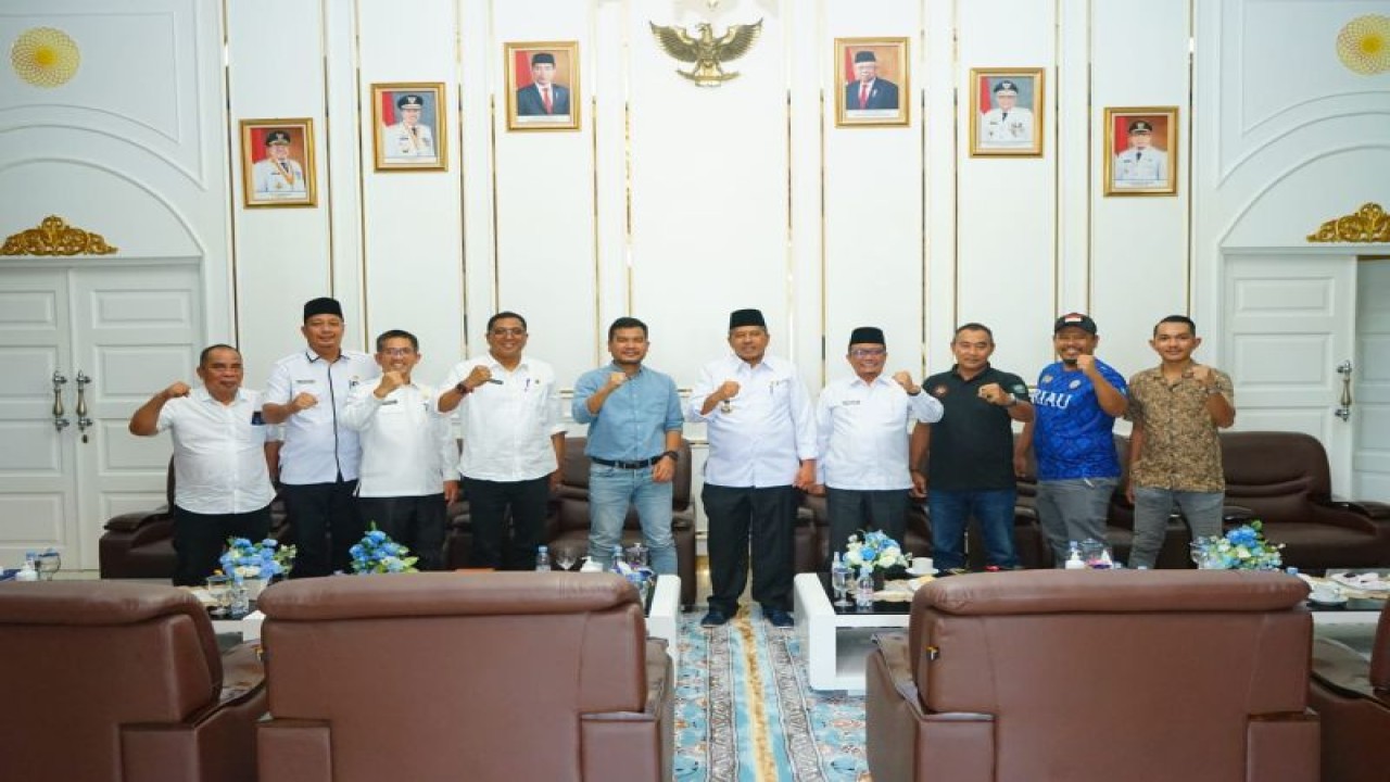 Bupati Siak, Alfedri bersama jajaran Kepala Dinas Pariwisata, Pemuda dan Olahraga menerima kunjungan penyelenggara Kejurnas Sepatu Roda Lancang Kuning sering I memperebutkan Piala Erick Tohir. (ANTARA/HO-Pemkab Siak)