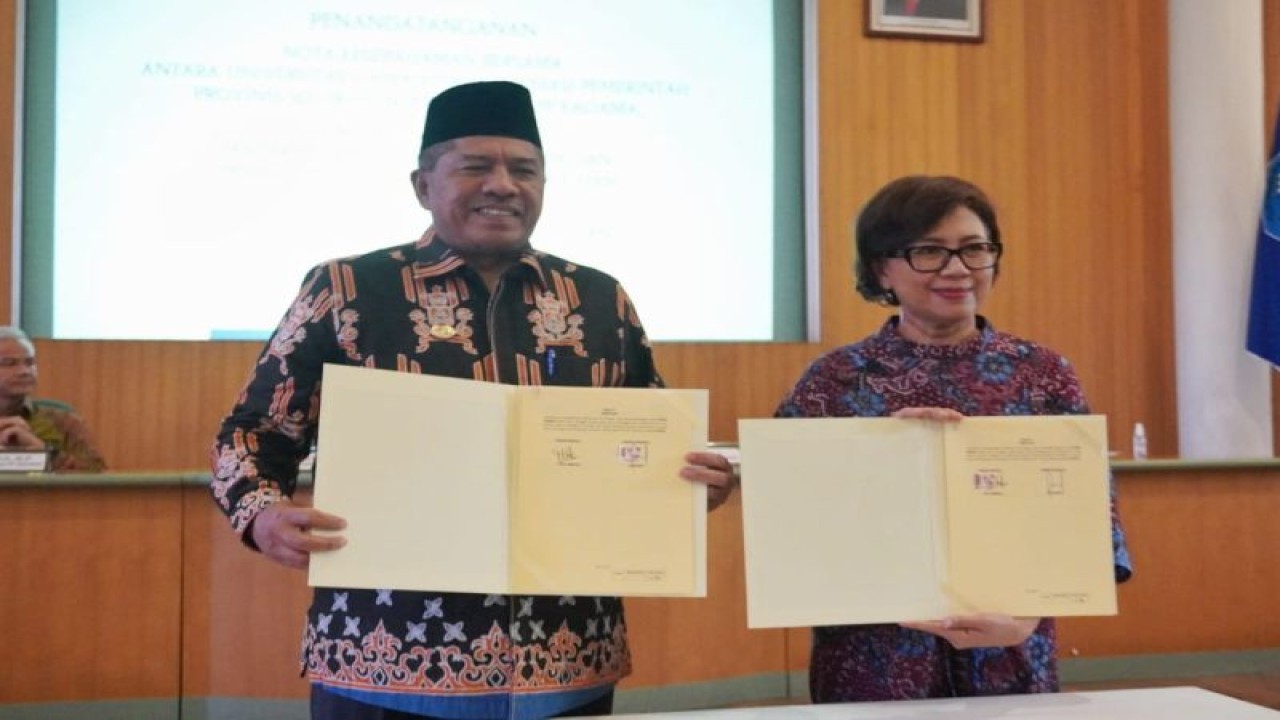 Bupati Siak, Alfedri dan Rektor UGM, Prof. Dr. Ova Emilia, M.Med.Ed, SP.OG(K), Ph.d usai menadatangani perpanjangan kerjasama dalam KKN mahasiswa. (ANTARA/HO-Pemkab Siak)