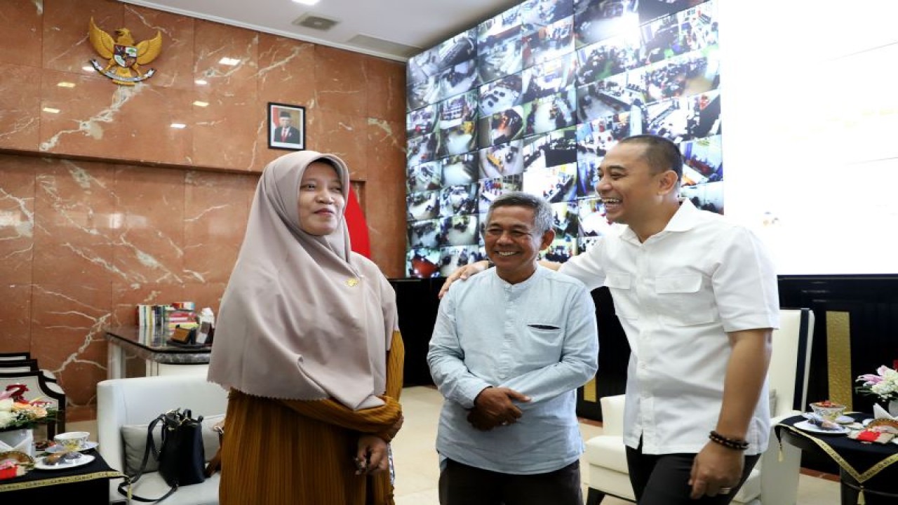 Ketua YPI Cokroaminoto Kota Surabaya Alfiyatussolichah saat menghadiri undangan Wali Kota Surabaya Eri Cahyadi di Balai Kota Surabaya, Kamis (19/1/2023).  ANTARA/HO-Diskominfo Surabaya