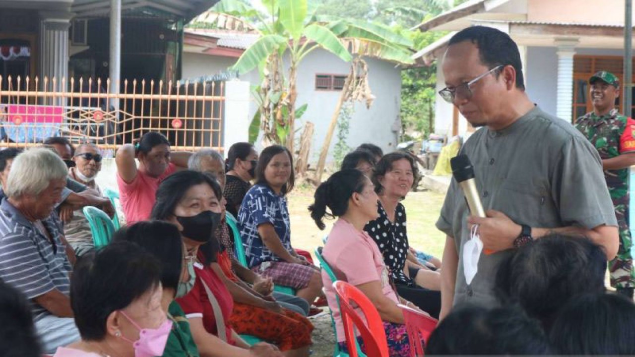 Bupati Bangka Tengah Algafry Rahman kunjungi kampung Tionghoa jelang Imlek 2574, Selasa (17/1) (ANTARA/Ahmadi)