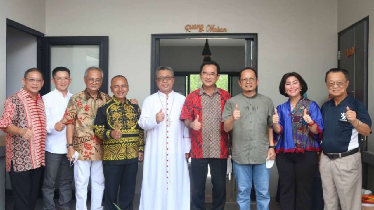 Bupati Bangka Tengah Algafry Rahman (tengah) saat meninjau rumah para lanjut usia, Selasa (17/1/2023). (ANTARA/Ahmadi)