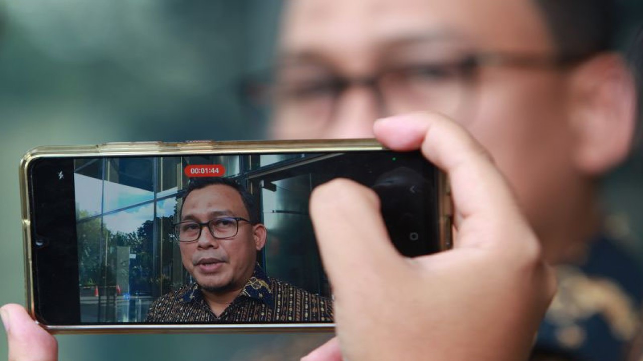 Kepala Bagian Pemberitaan KPK Ali Fikri memberikan keterangan pers terkait panggilan ketiga Dito Mahendra di Gedung Merah Putih KPK, Jakarta, Jumat (6/1/2023). ANTARA FOTO/Reno Esnir/aww