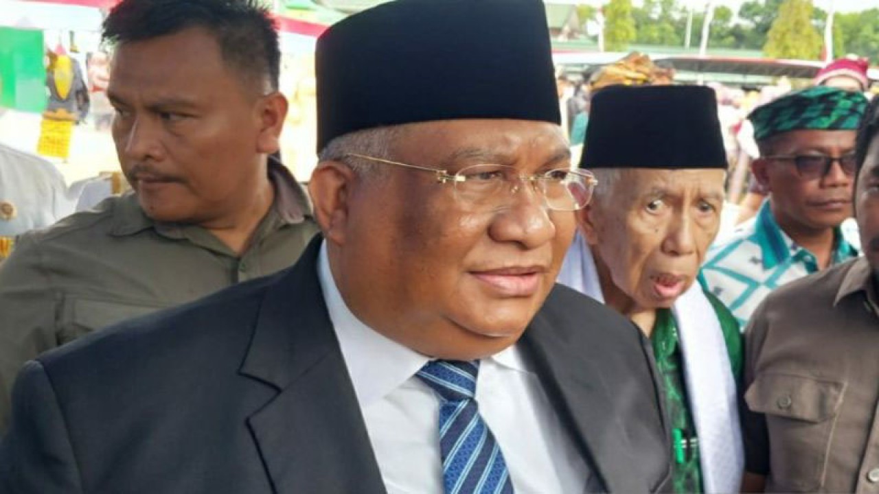 Gubernur Sultra Ali Mazi saat diwawancara di Kendari, Selasa (3/1/2022). ANTARA/Harianto