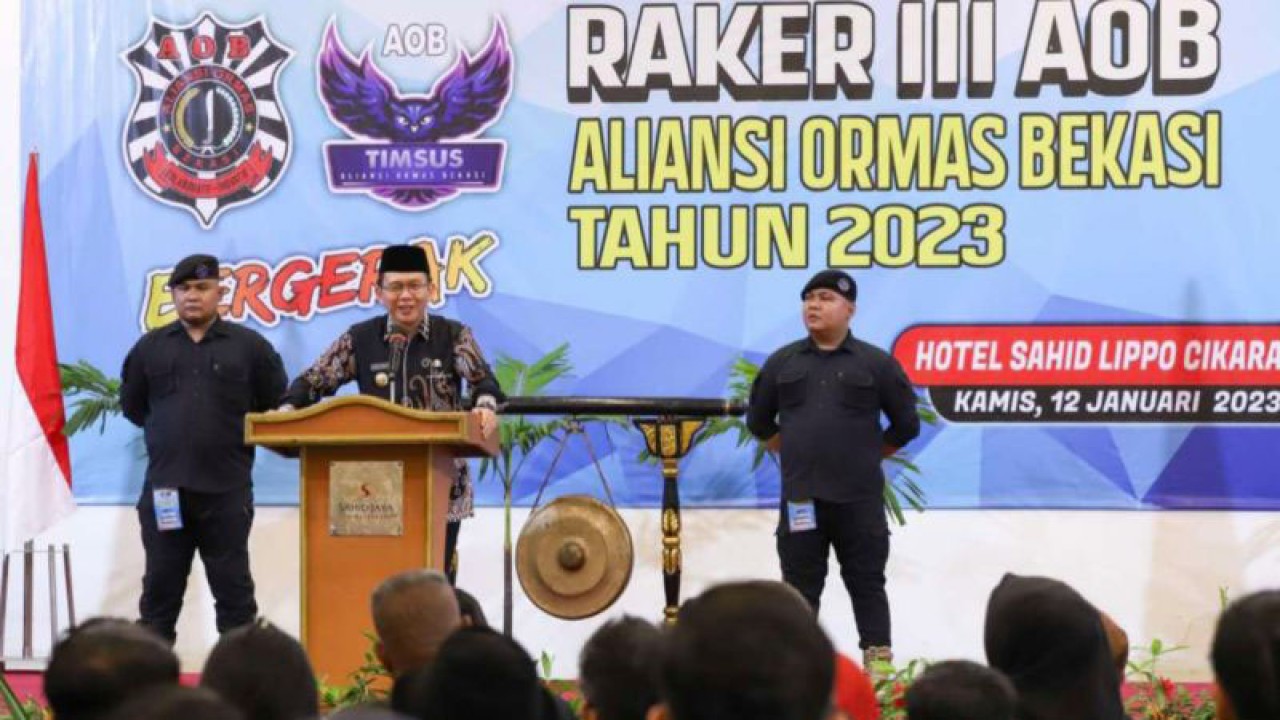 Penjabat Bupati Bekasi Dani Ramdan menghadiri sekaligus membuka acara Rapat Kerja III Aliansi Ormas Bekasi di Hotel Sahid Jaya Lippo Cikarang Selatan, Kamis. (ANTARA/Pradita Kurniawan Syah).