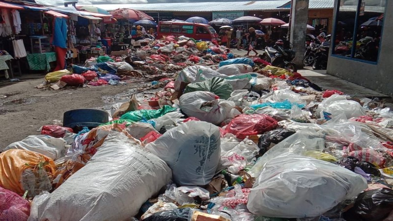 Tumpukan sampah di pasar Mardika Kota Ambon. ANTARA/Penina F Mayaut.