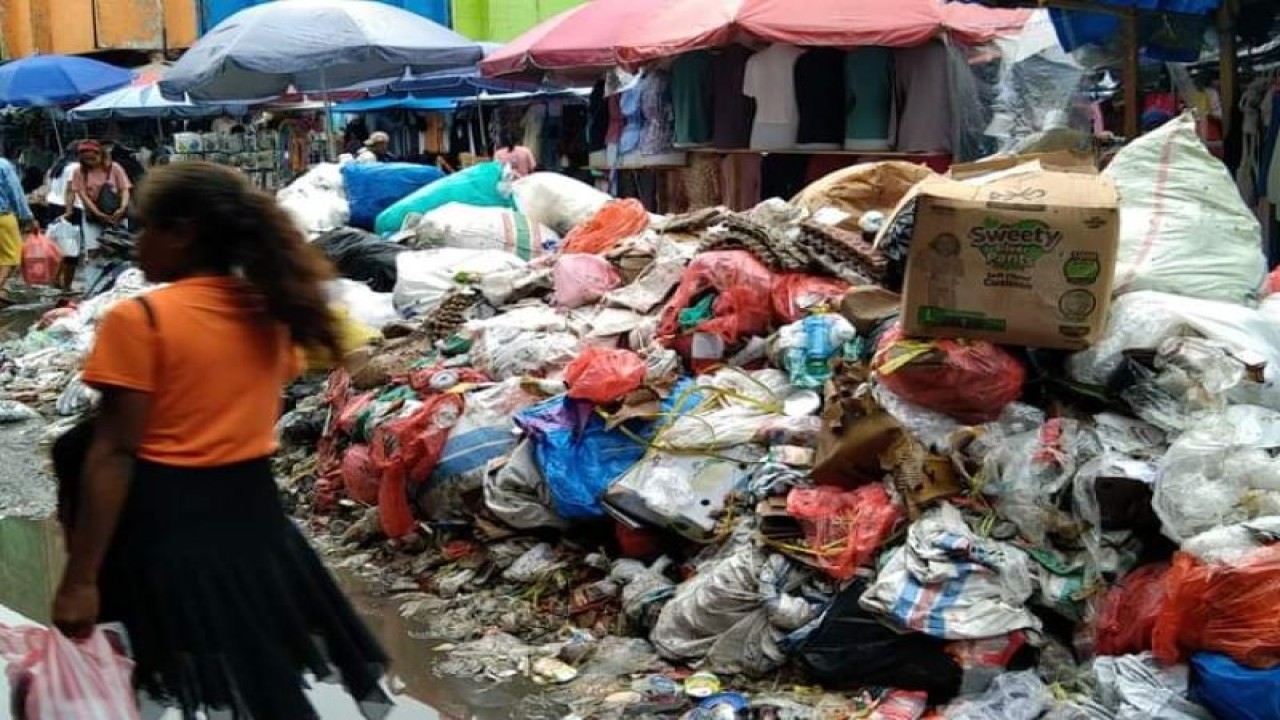 Warga melewati tumpukan sampah di area Pasar Mardika, Kota Ambon, Provinsi Maluku. (ANTARA/Penina F Mayaut)