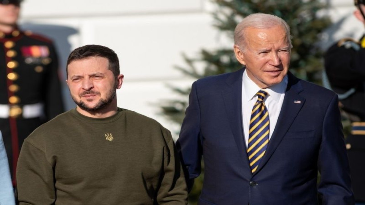 Presiden AS Joe Biden (kanan) bertemu dengan Presiden Ukraina Volodymyr Zelenskyy (kiri) di Gedung Putih di Washington DC, Amerika Serikat, pada 21 Desember 2022. (Xinhua/Liu Jie)