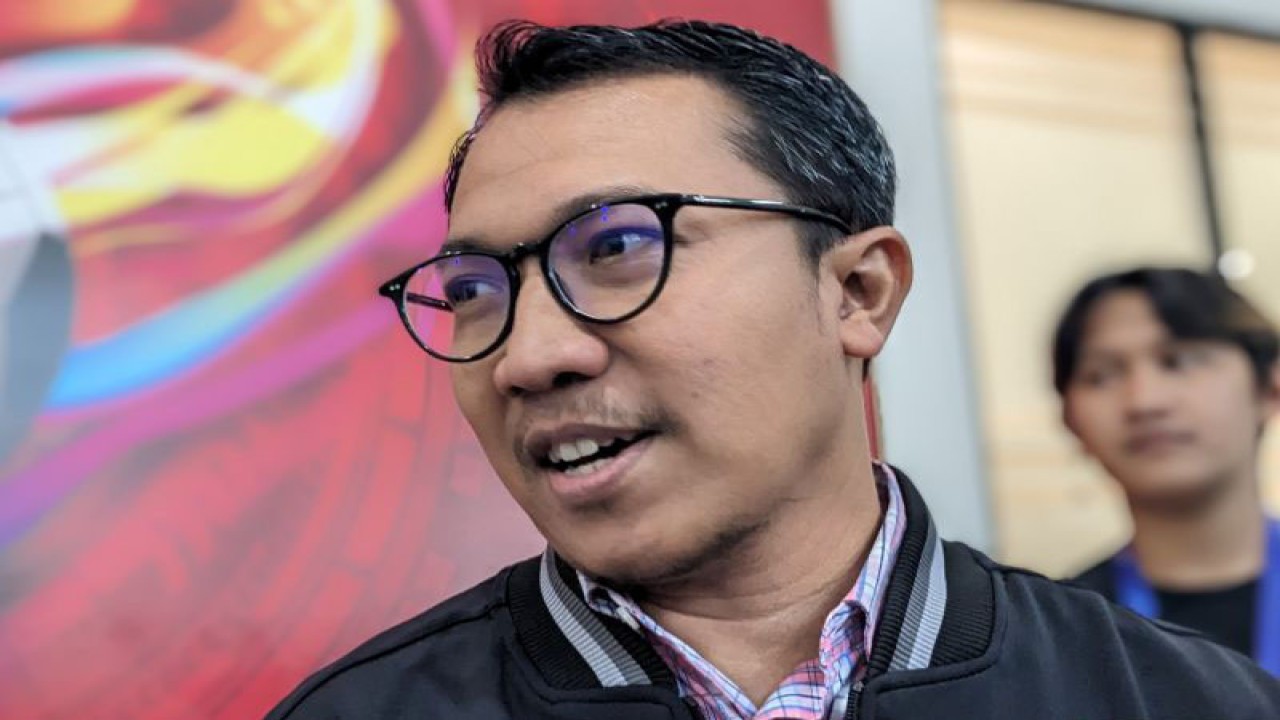 Ketua Komite Pemilihan PSSI Amir Burhannudin memberikan keterangan soal kabar terbaru proses pendaftaran bakal calon ketua umum, wakil ketua umum dan anggota Komite Eksekutif (Exco) PSSI di GBK Arena, Jakarta, Kamis (19/1/2023). (ANTARA/Michael Siahaan)