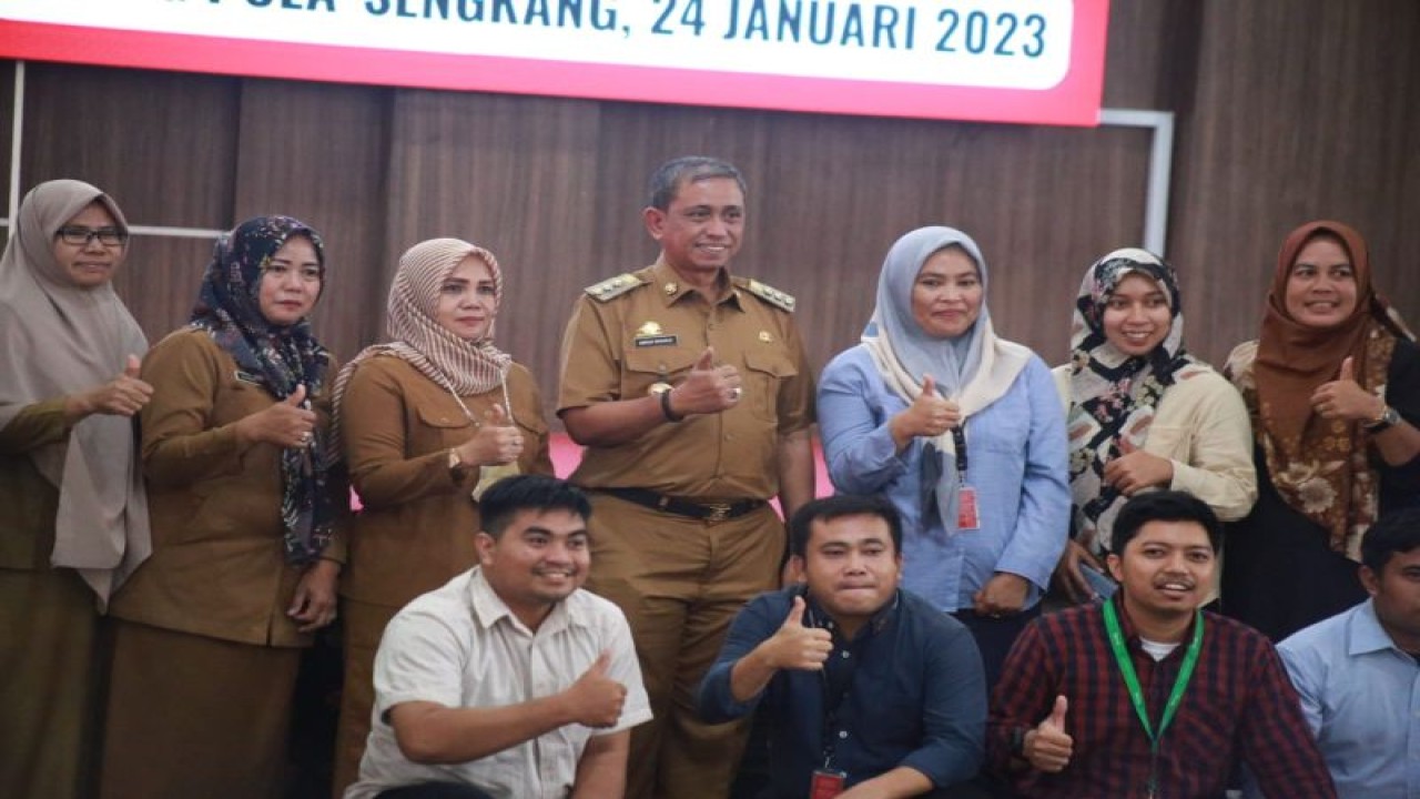 Bupati Wajo Amran Mahmud (tengah) usai workshop Pembelajaran dan Penutupan Program Perlindungan Anak dengan Kakao Berkelanjutan 2022 di Wajo, Selasa (24/01/2023). ANTARA Foto/HO-Humas Pemkab Wajo
