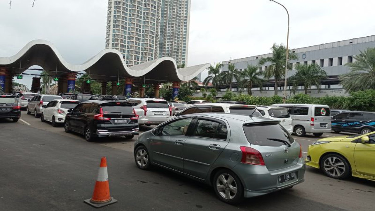 Antrean kendaraan pengunjung Ancol Taman Impian di Jakarta, Minggu (25/12/2022). ANTARA/Sanya Dinda
