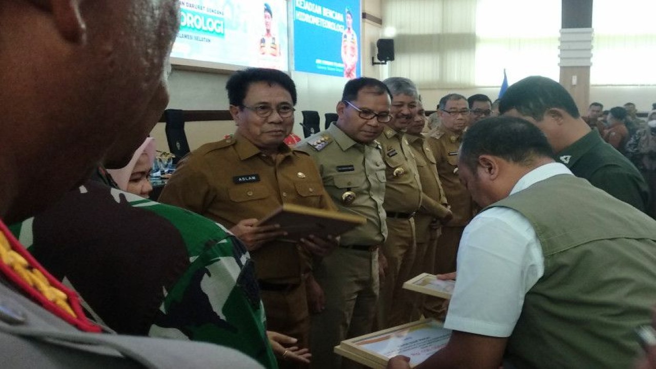 Plh Sekda Sulsel Andi Aslam (kiri) menerima bantuan yang diserahkan Kepala BNPB Letnan Jenderal TNI Suharyanto di Makassar, Senin,(9/1/2023).ANTARA/Abd Kadir