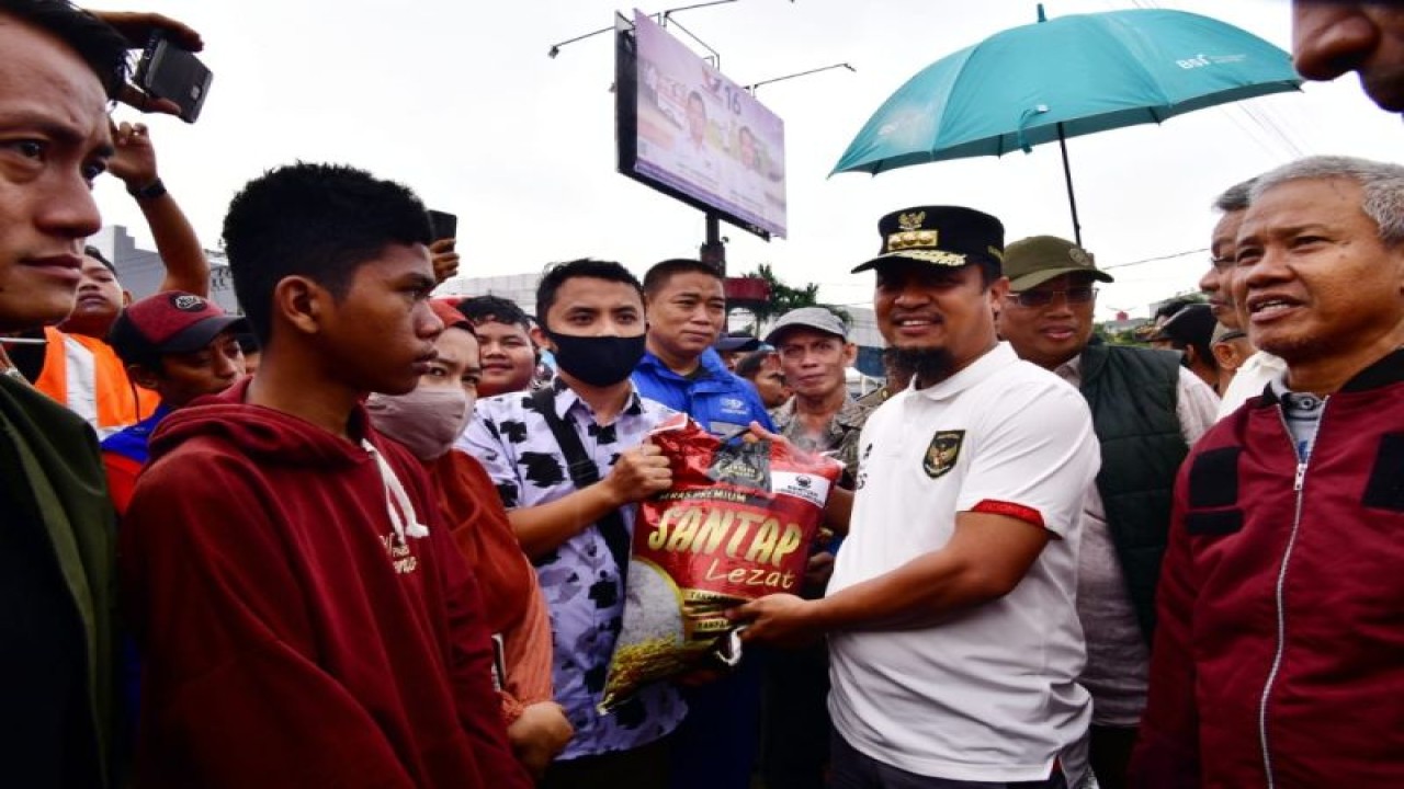Gubernur Sulawesi Selatan Andi Sudirman Sulaiman memberikan bantuan korban kebakaran Pasar Sentral Makassar.ANTARA/HO-Humas Pemprov Sulsel