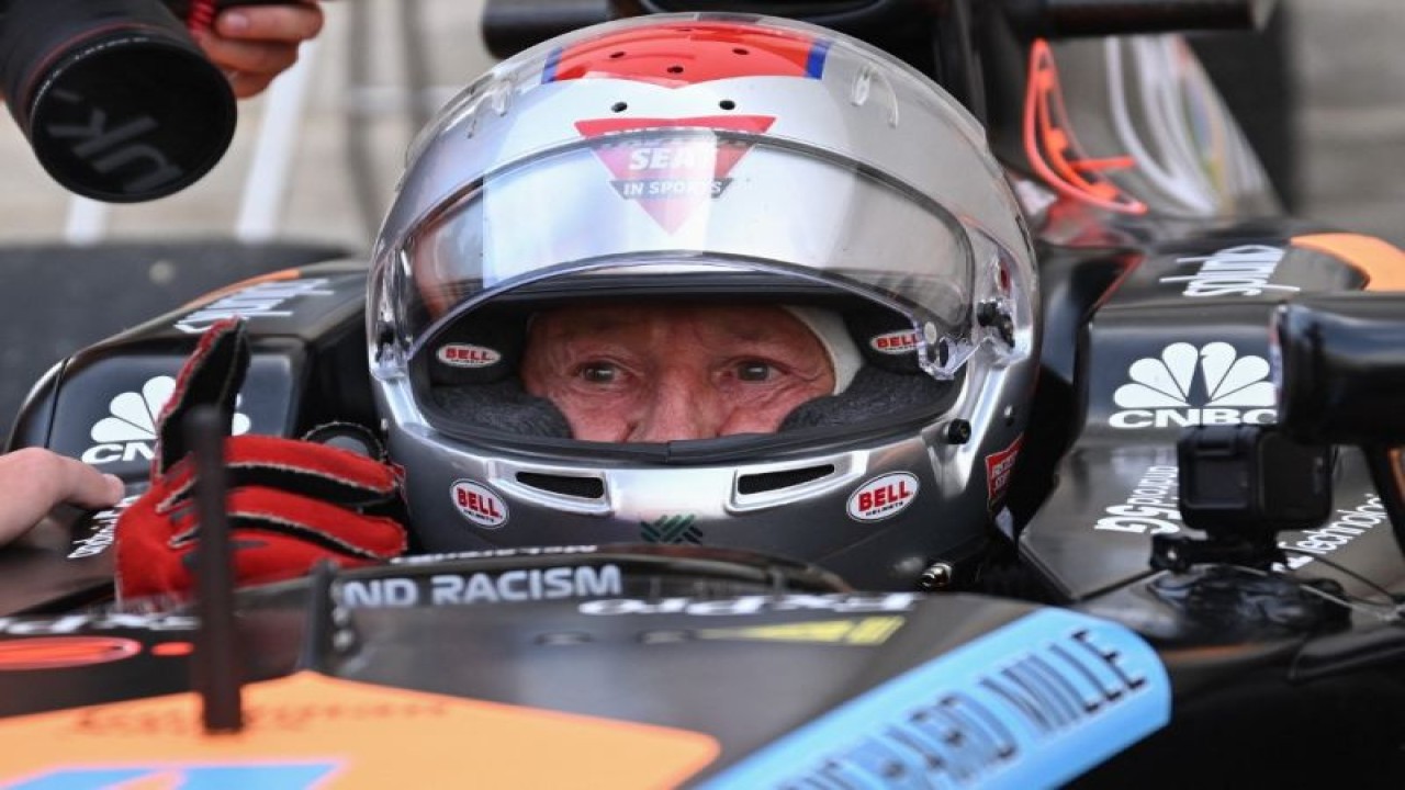 Mario Andretti, satu-satunya pebalap yang memenangi gelar Formula 1, Indianapolis dan Daytona 500, berada di balik kemudi McLaren Andretti Demo jelang Grand Prix Amerika Serikat, Circuit of the Americas, Austin, Texas. (23/10/2022) (AFP/PATRICK T. FALLON)
