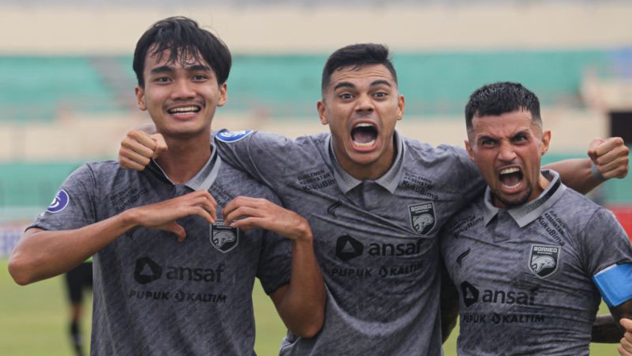 Pesepakbola Borneo FC Andy Harjito (kiri) bersama rekannya M. Oato (tengah) dan Lilipaly (kanan) melakukan selebrasi usai menjebol gawang Bali United saat bertanding pada BRI Liga 1 di Stadion Sultan Agung, Bantul, D.I Yogyakarta, Kamis (15/12/2022). Borneo FC berhasil mengalahkan Bali United dengan skor 3-1. ANTARA FOTO/Andreas Fitri Atmoko/YU (Antara Foto/Andreas Fitri Atmoko)