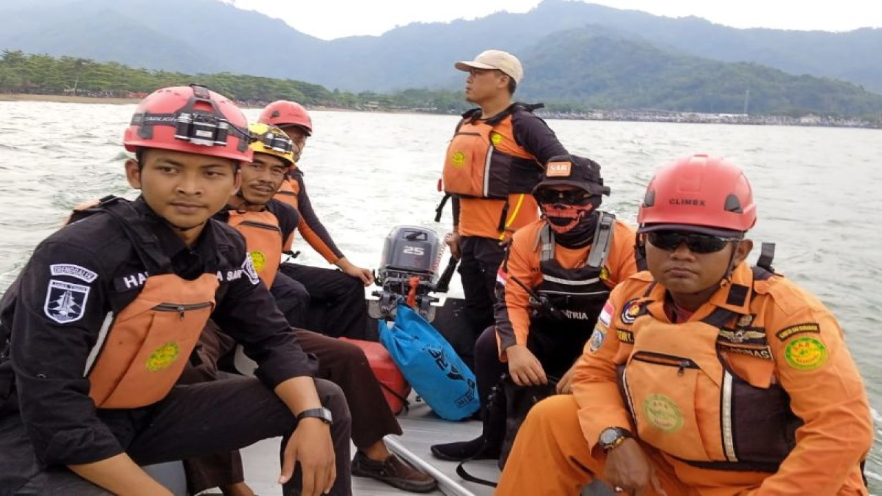 Petugas gabungan saat melakukan pencarian Angga JJefri, wisatawan yang menjadi korban tenggelam di Pantai Prigi, Trenggalek, Senin (2/1/2023) (ANTARA/HO - Basarnas Pos SAR Trenggalek)