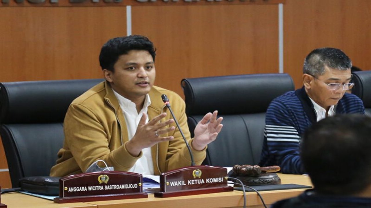 Wakil Ketua Komisi E DPRD DKI Jakarta Anggara Wicitra Sastroamidjojo (kiri) memberi tanggapan dalam rapat Komisi E yang dihadiri juga oleh Ketua Komisi E DPRD DKI Jakarta Iman Satria (kanan), di Gedung DPRD DKI Jakarta, Rabu (13/4/2022). ANTARA/HO-DPRD DKI Jakarta