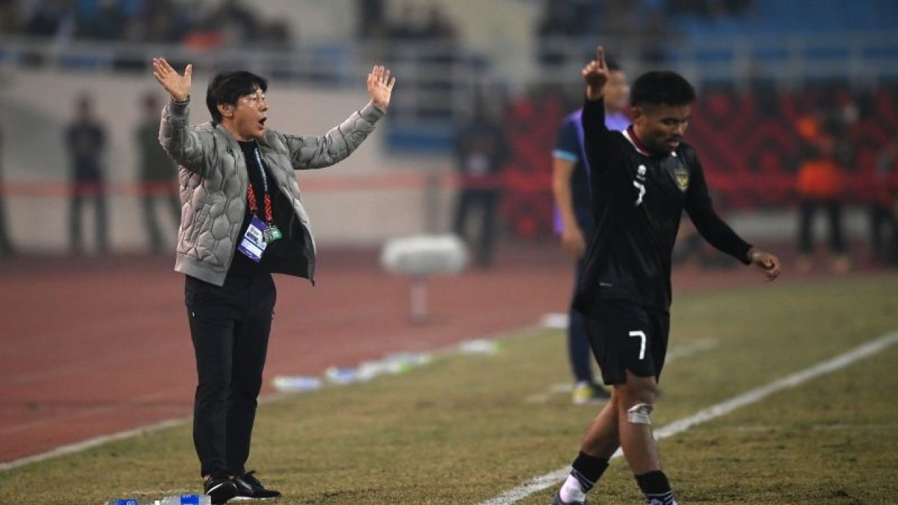 Pelatih Timnas Indonesia Shin Tae-yong bereaksi usai pemainnya dilanggar keras oleh pesepak bola Timnas Vietnam dalam pertandingan leg 2 babak semi final Piala AFF 2022 di Stadion Nasional My Dinh, Hanoi, Vietnam, Senin (9/1/2023). ANTARA FOTO/Aditya Pradana Putra/tom.