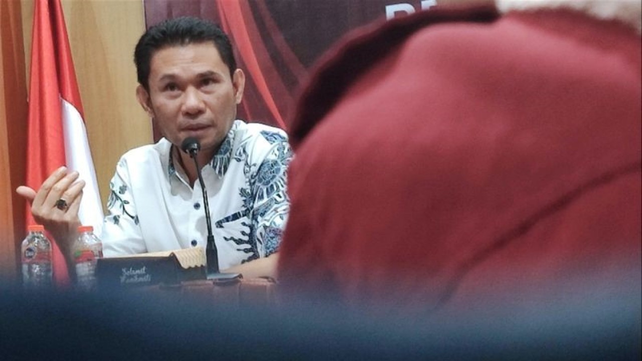 Anggota Komisi Pemilihan Umum (KPU) Provinsi Sulawesi Selatan Asram Jaya. ANTARA/Darwin Fatir.