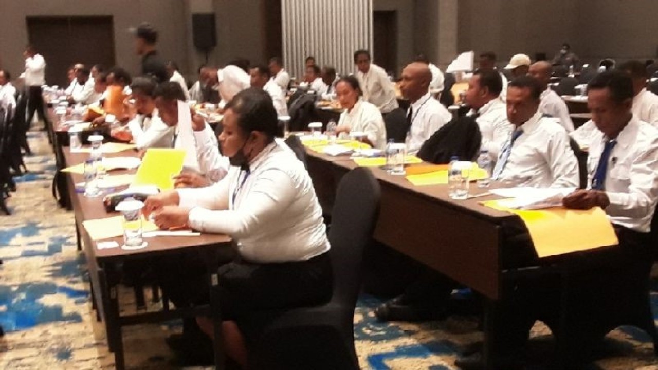 Anggota panitia pemilihan distrik/kecamatan Pemilu 2024 sedang mengikuti pembekalan tugas diselenggarakan KPU Biak Numfor. ANTARA/Muhsidin