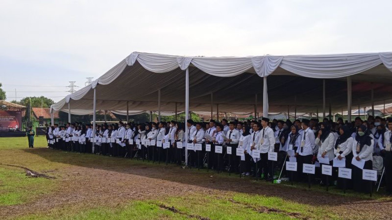 Pelantikan anggota PPS Pemilu Serentak 2024 di Cirebon, Jawa Barat, Selasa (24/1/2023). (ANTARA/Khaerul Izan)