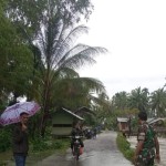 Anggota TNI sedang memantau situasi banjir di wilayah tugasnya di Kabupaten Pidie. (ANTARA/ HO-Humas Kodim Pidie))-1674699239