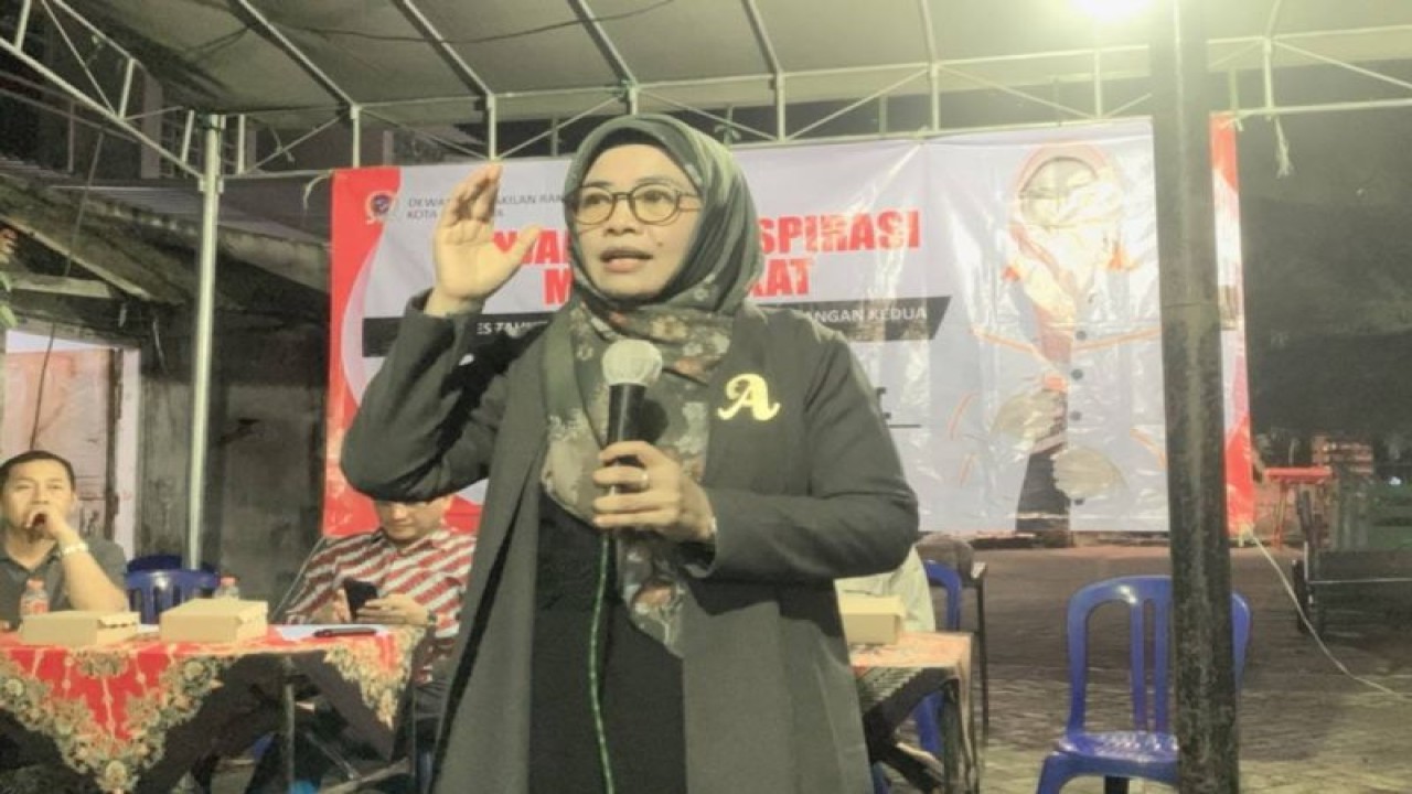 Wakil Ketua Komisi C DPRD Surabaya Aning Rahmawati saat menggelar reses di Kota Surabaya, Senin (30/1/2023) malam. ANTARA/HO-DPRD Surabaya