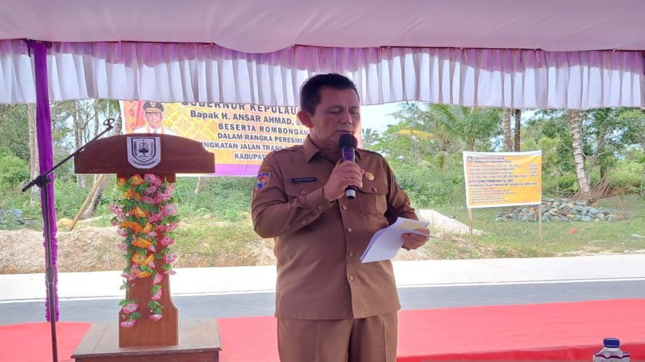 Gubernur Kepri, Ansar Ahmad saat acara peresmian jalan di Natuna, Selasa (10/1) (ANTARA/Cherman)