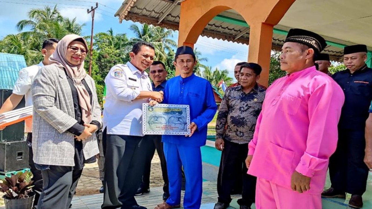 Gubernur Kepri Ansar Ahmad menyerahkan bantuan perikanan dan BPJSTK nelayan secara simbolis di Desa Pekaka, Kabupaten Lingga, Kamis (12/1). (ANTARA/HO-Humas Pemprov Kepri)